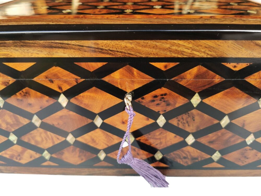 T146- Luxurious Large Inlaid Jewellery Box. 11.8x7.8x5.9″ Thuya Burl inlaid with Mother Pearl Ebony and Walnut - Image 3