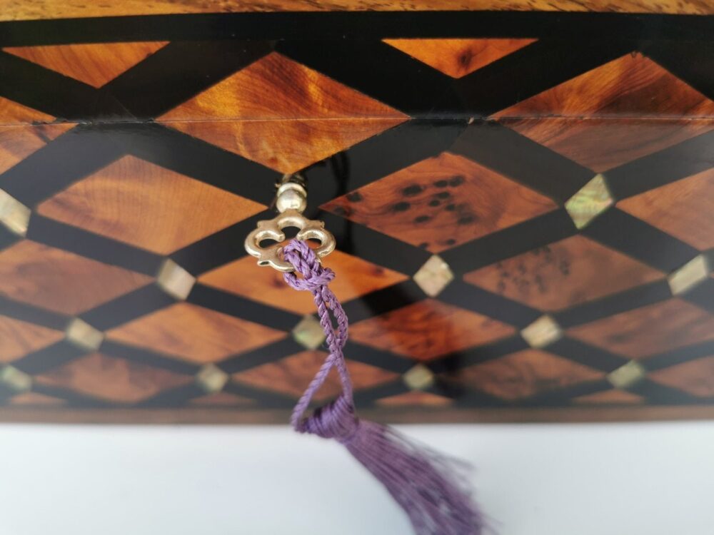 T146- Luxurious Large Inlaid Jewellery Box. 11.8x7.8x5.9″ Thuya Burl inlaid with Mother Pearl Ebony and Walnut - Image 4