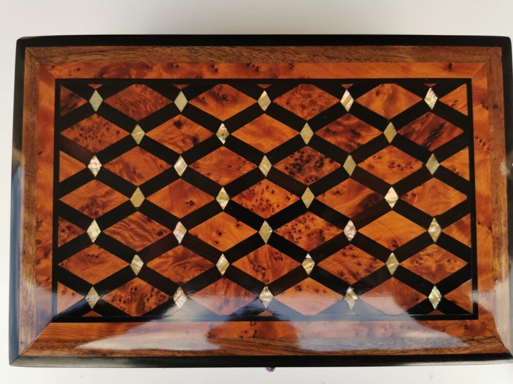 T146- Luxurious Large Inlaid Jewellery Box. 11.8x7.8x5.9″ Thuya Burl inlaid with Mother Pearl Ebony and Walnut - Image 5