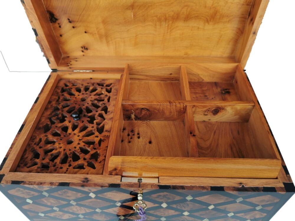 T146- Luxurious Large Inlaid Jewellery Box. 11.8x7.8x5.9″ Thuya Burl inlaid with Mother Pearl Ebony and Walnut - Image 6